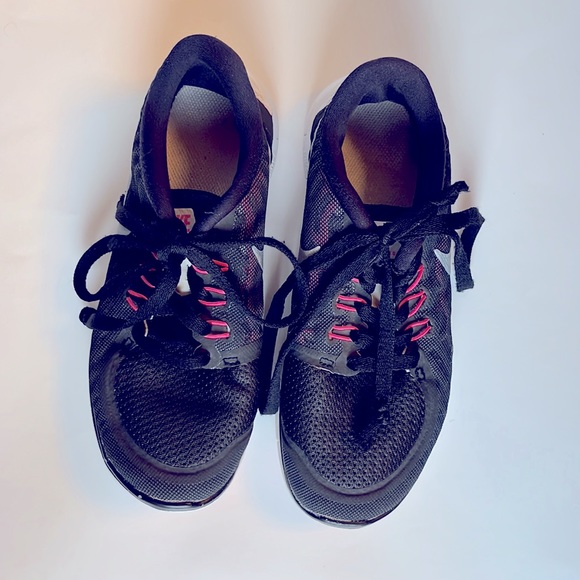 3/$20 😀 Nike Girls Running shoes size 4Y - Picture 2 of 7